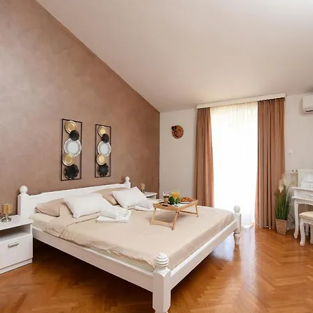 Family-friendly With Swimming Pool - Diklo, - 16493 扎达尔